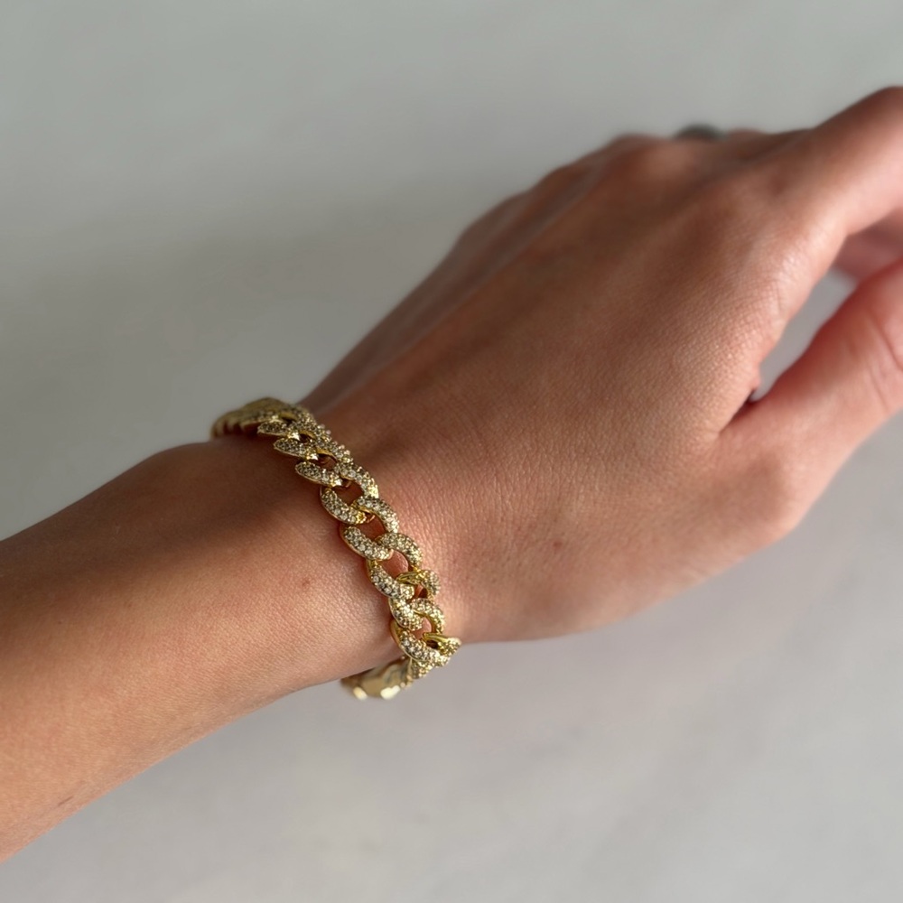 Elegant Gold Chain Bracelet